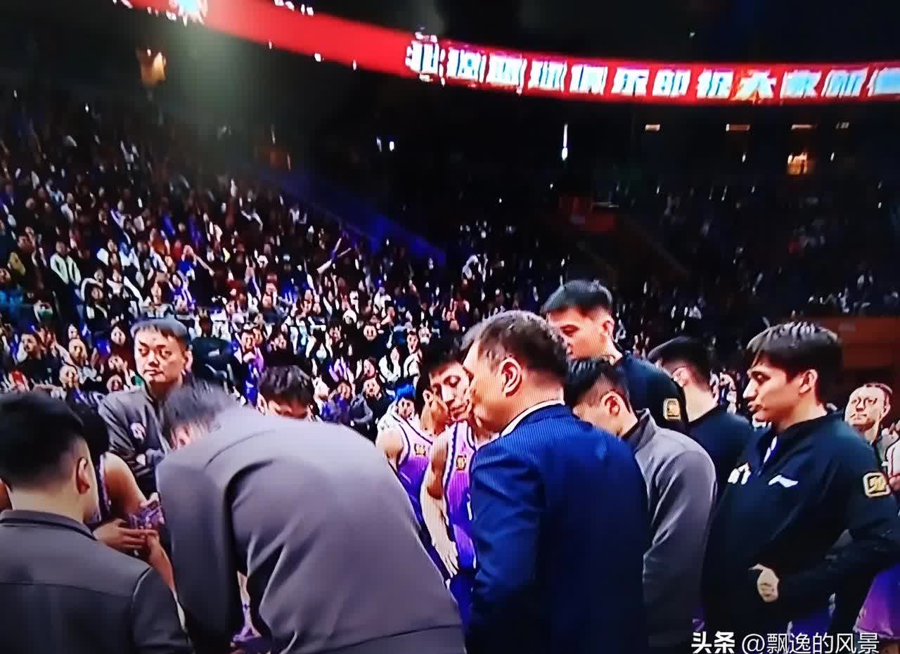 关键比赛中，烈日裁决碾压对手，评论席掌声连连